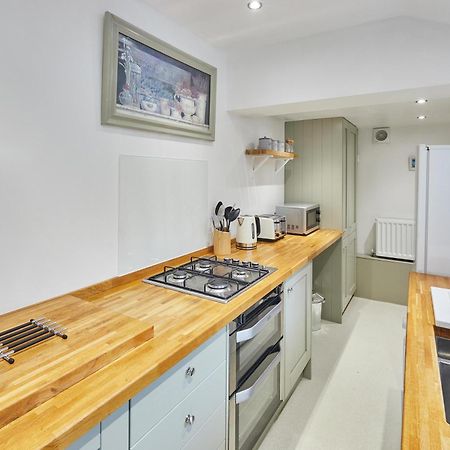 Host & Stay - 1 Coastguard Cottages สการ์โบโรห์ ภายนอก รูปภาพ