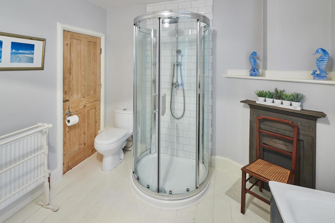Host & Stay - 1 Coastguard Cottages สการ์โบโรห์ ภายนอก รูปภาพ
